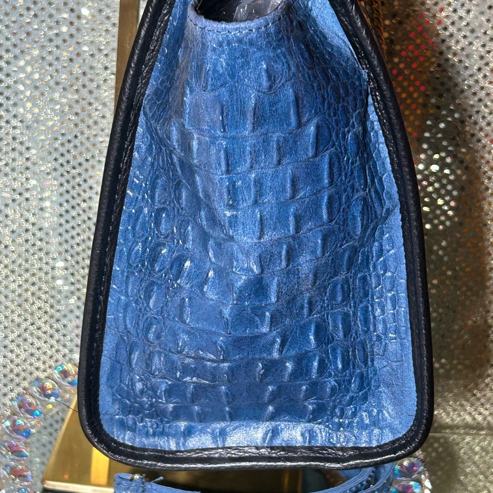 Borse in Pelle Blue Croc-Embossed Suede & Leather Bag Approx. 12” x 10” x 4” NWT - Picture 4 of 15